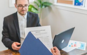 Pessoas conversando sobre a confiabilidade do empréstimo Finanzero